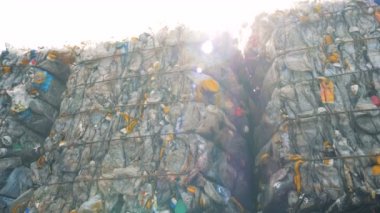 Blok önemsiz plastik şişe depolanan açık havada. Atık geri dönüşüm kavramı.