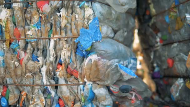 Стопки пластикового мусора хранятся на открытом воздухе. Завод по переработке отходов . — стоковое видео