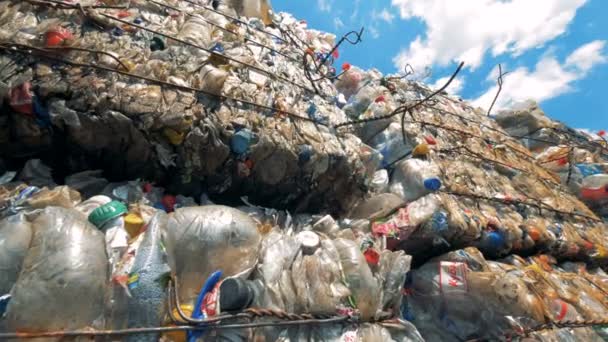 Utomhus dumpning webbplats med flera block av plast skräp. Återvinna fabrik. — Stockvideo