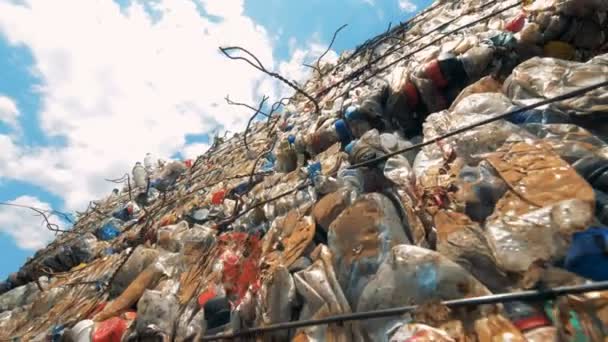 Poubelles en plastique compressées en piles cubiques en plein air — Video