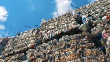 Açık havada çöp yığınları ile site damping Timelapse. Atık geri dönüşüm kavramı.