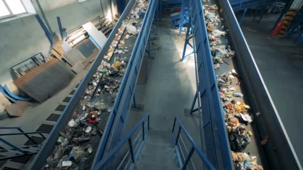 Завод по переработке мусора с двумя действующими конвейерными лентами . — стоковое видео