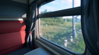 Bölümü taşıma, trenle hareket yakın çekim. Yaz yolculuk kavramı.