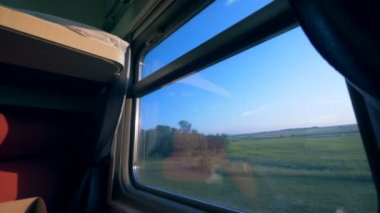 Bir tren bölmesi penceresinde Kapat. Yaz yolculuk kavramı.