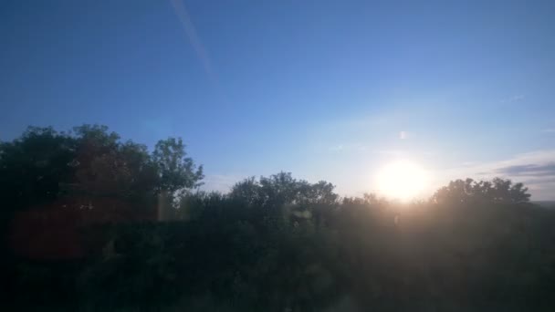 Concept de voyage d'été. Une fenêtre coupé avec une vue coucher de soleil dans un train en mouvement. 4K . — Video