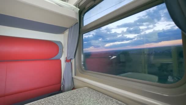 Compartimento vacío con una gran ventana en un tren de pasajeros. concepto de viaje de verano . — Vídeos de Stock