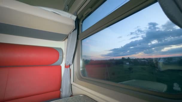 Ein Fach mit einem breiten Fenster, aus nächster Nähe. Sommerreisekonzept. — Stockvideo