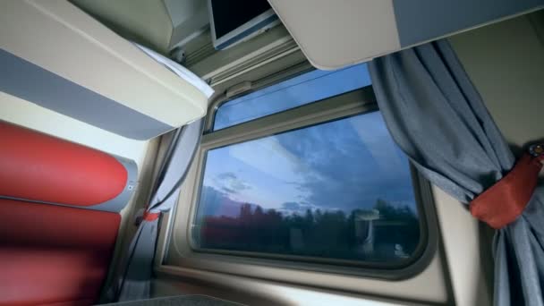 Modern coupe bir tren. Tren kavramı, yaz yolculuk kavramı ile seyahat. — Stok video