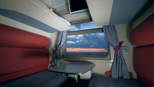 Snelle trein met luxe compartiment, close-up. Reizen, vervoer concept. — Stockvideo