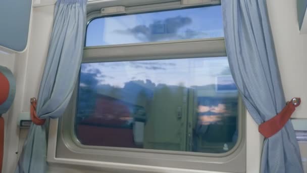 Un tren va por la noche, vista de un cupé vacío . — Vídeo de stock