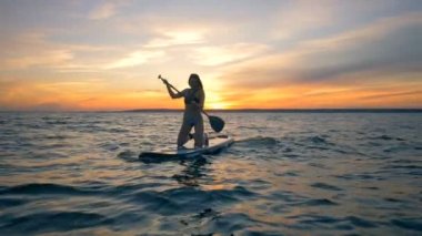 Açık denizde neşeli bayan. Macera kavramı.