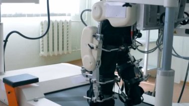 Adam, bir modern Rehabilitasyon Kliniği'nde özel protez cihaz kullanarak yürüyebilir.