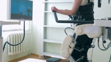 Erkek hasta egzersizleri bir özel modern rehabilitasyon makinede yakın çekim.