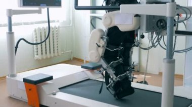 Protez makine yürümek, yakın çekim için bir adam yardımcı olur. Rehabilitasyon kavramı.