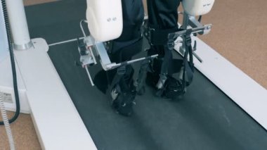 Hastanın tıbbi bir yolda yürüyor. Rehabilitasyon kavramı.