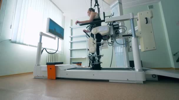 Un uomo disabile cammina con una protesi, concetto di riabilitazione . — Video Stock