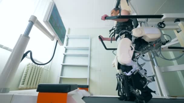 Der Patient geht mit seinen Beinen durch die Rettungsgeräte. 4k. — Stockvideo