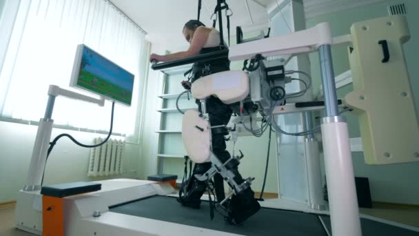 L'homme utilise du matériel thérapeutique dans une clinique. Un patient marche sur une piste spéciale, en utilisant une prothèse médicale . — Video