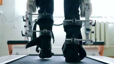 Bir hastanın tıbbi cihaz başına yürümeyi öğrenmek için kullanır. 4k.