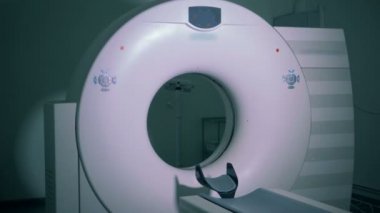 Bos bir odada beyaz bir tarayıcı yakın çekim.