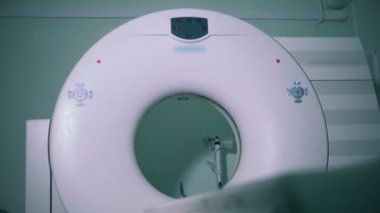 Büyük bir klinikte aygıt tarama, yakın çekim. Özel tomograph boş bir oda içinde çalışır.