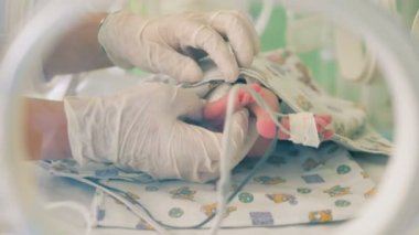 Bir hemşire onun ayaklarına arıyorsunuz yeni doğmuş bir bebek dokunur.