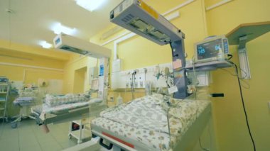 Hastane yataklar, çocuklar için kapatın. Yeni doğmuş bebekler bir klinik odasında yataklar vardır.