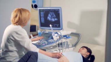 Ultrason hamile bir kadın bir doktor tarafından yürütülen.