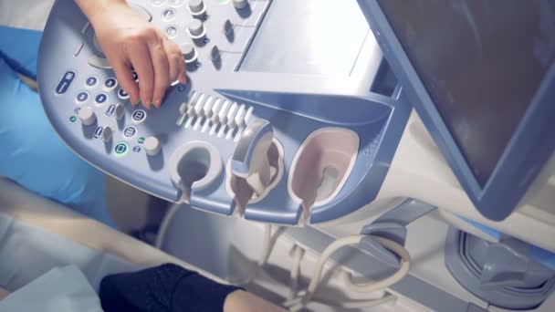 Vista dall'alto di una signora sorridente sottoposta a procedura supersonica. Ecografia medica . — Video Stock