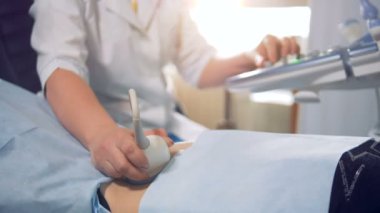 Kadın doktor ultrason oturum gerçekleştiriyor