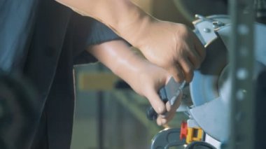 Protez eller bir çıta mekanizma ile bir bıçak bileme yakın çekim