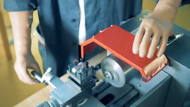 Trabajador masculino con manos protésicas está girando una manija de un torno de metal — Vídeos de Stock