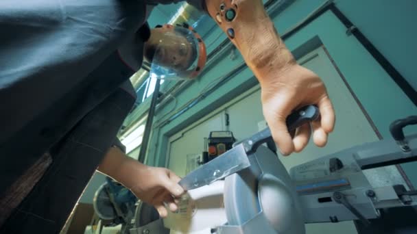 Процес шліфування ножів, виконаний працівником з протезами руками — стокове відео