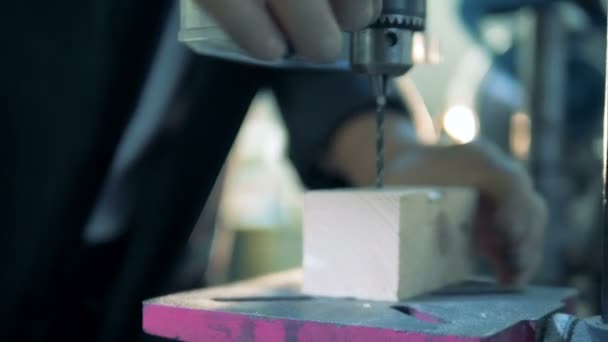 Maschio tecnico con le mani protesi sta preparando una perforatrice — Video Stock