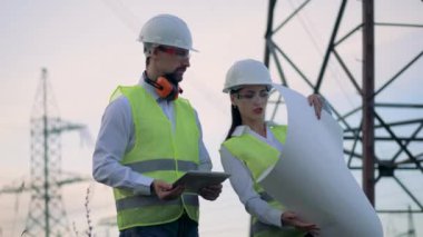 Bir yüksek gerilim akım hattı eternet İnşaat planı ile çalışan işçi.