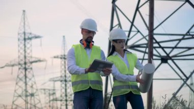 Mühendisler elektrik trafo merkezi yakınlarında. Profesyonel elektrik planları, elektrik alt istasyonlar ile.