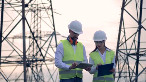 Koncepcja generacji energii. Profesjonalnego inżyniera elektryka, praca w pobliżu linii wysokiego napięcia. — Wideo stockowe