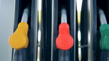 Birkaç püskürtme uçlarına bir tank benzin istasyonunda yakın çekim.