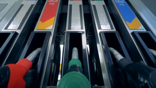 Tankstellenausrüstung, Ansicht von unten. Betankungsgeräte an einem Automaten einer Tankstelle. — Stockvideo