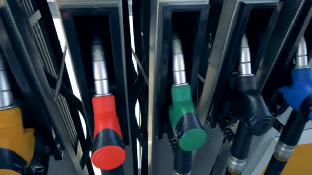 Een man vindt een mondstuk voor een brandstof op een benzinestation. — Stockvideo
