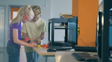 Quantorium laboratuvar bir projede çalışan iki çocuklu