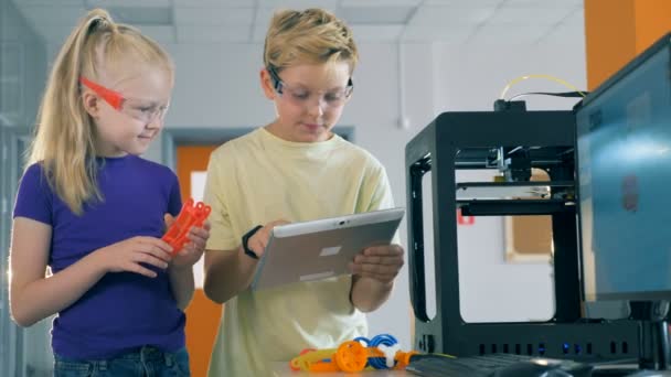 Dzieci są zarządzanie eksperymentu naukowego za pomocą komputera typu tablet — Wideo stockowe