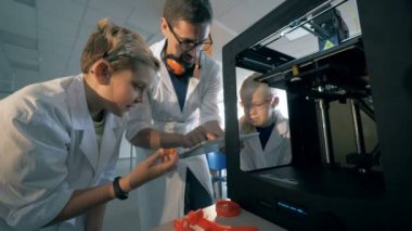 öğeleri 3D baskılı okul ve araştırma işçi tarafından gözlenir
