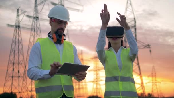 Ingenieurin mit VR-Headset leitet Bauprojekt. — Stockvideo