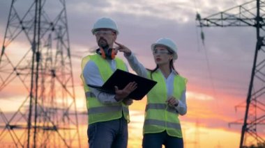 Genç elektrikçiler Talking sunulması santrali enerji sistemi.