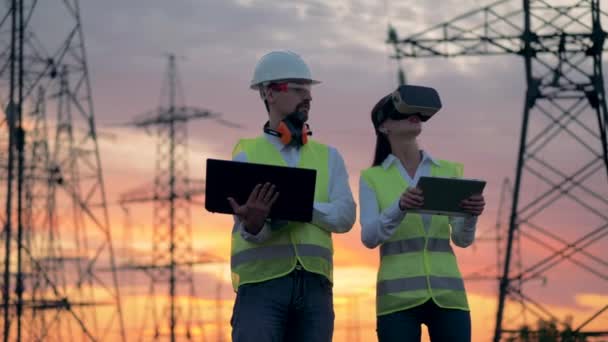 Electrician Wearing VR Headset managing construction project. Futuristic Virtual Reality concept. — Stock Video
