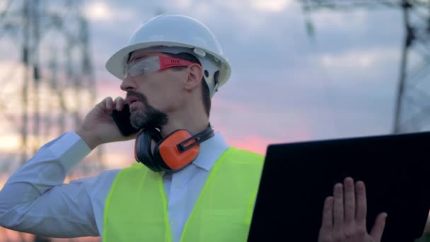 Électricien professionnel sur la ligne électrique . — Video