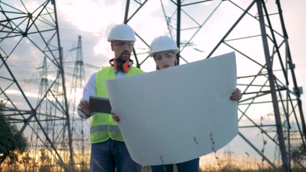 Architect en ingenieur controleren bouwproject op tablet. 4k. — Stockvideo