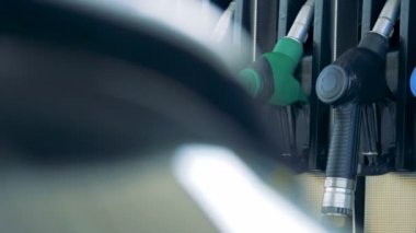 Püskürtme uçlarını yakınındaki bir araba gaz, yakın çekim.