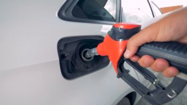 Adam kırmızı bir meme tutar, yakın çekim.